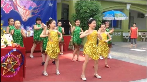 Tiết mục múa đón Trung Thu của các em học sinh trường Tiểu học Ái Mộ B 